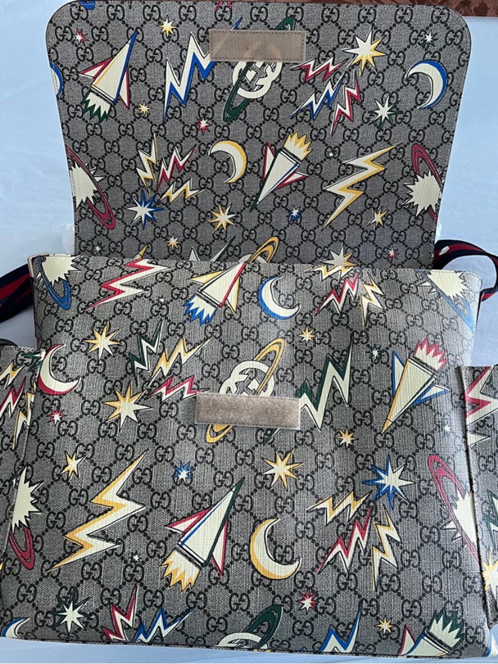 Gucci Beige GG Supreme Messenger Bag with Red & Navy Strap - Picture 2 of 2